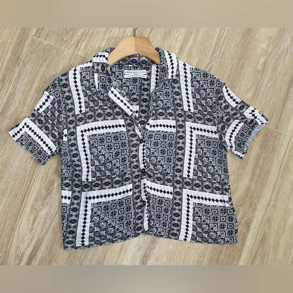 Urban Outfitters Tops - Urban Outfitters Women’s Button Down Collard T-Shirt Crop Top Boho Pattern Print